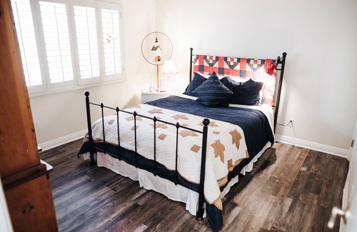 Glenwood House | A cozy cottage guesthouse w/stunning extra-large saltwater pool