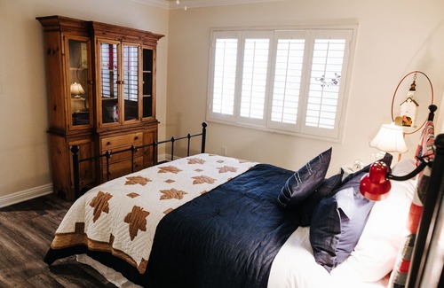 Glenwood House | A cozy cottage guesthouse w/stunning extra-large saltwater pool
