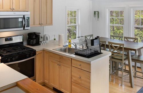 Colchester Cottage | A cozy cottage with a beautiful deck - swim, hike and play!