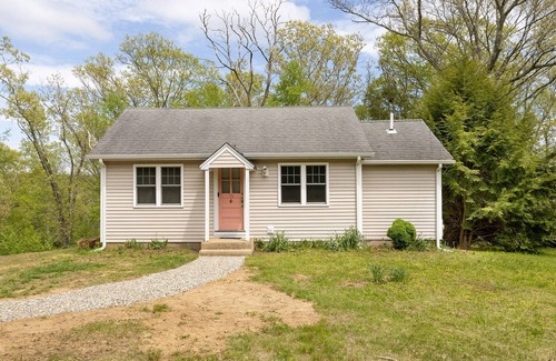 Colchester Cottage | A cozy cottage with a beautiful deck - swim, hike and play!