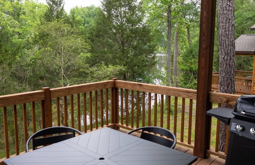 Livingston Cabin | A Cozy Getaway Right on the Water, Two Creeks Crossing Resort