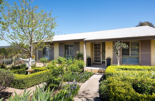 Daylesford House | A cozy, inviting country retreat with a little modern flair.