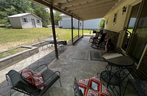 Heber Springs House | A cozy lake retreat with all the amenities and a fireplace.