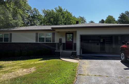 Heber Springs House | A cozy lake retreat with all the amenities and a fireplace.