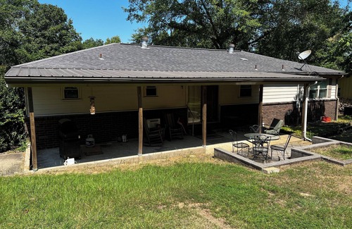 Heber Springs House | A cozy lake retreat with all the amenities and a fireplace.