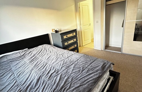 Loughton House | A cozy, spacious house with 2 bedrooms, 2 beds, 2 bathrooms