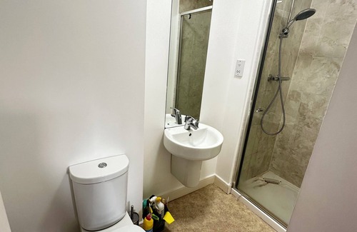 Loughton House | A cozy, spacious house with 2 bedrooms, 2 beds, 2 bathrooms