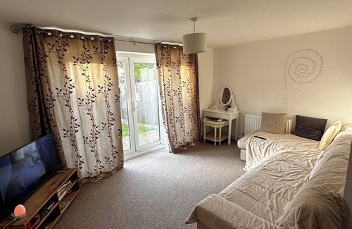 Loughton House | A cozy, spacious house with 2 bedrooms, 2 beds, 2 bathrooms