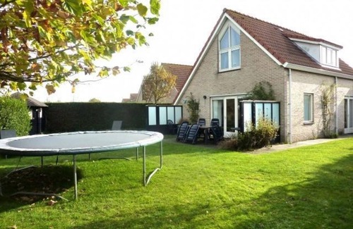 Breskens House | A detached bungalow with a living comfort of about 102m2. The lovely spacious garden surrounding the house of almost 600 m2 gives you privacy and the opportunity to enjoy the sun at any hour of the day.