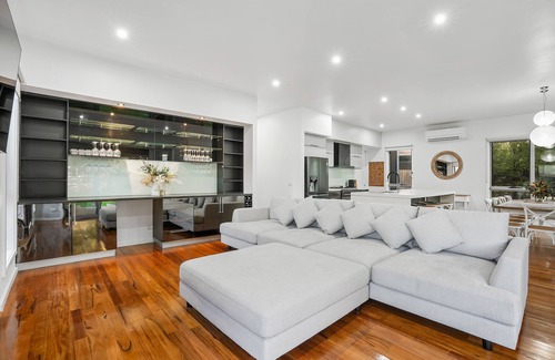 Portarlington House | A family sized beach house just 2 mins from the beach and 1.6km from town.