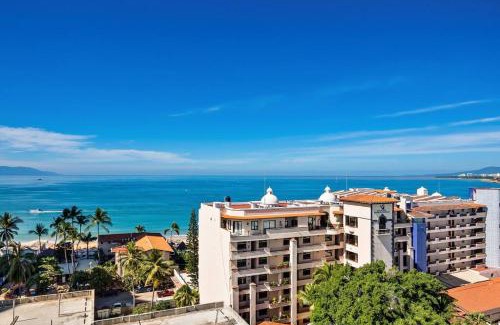 North Hotel Zone Apartment | A FEW BREEZY STEPS TO THE BEACH ~LUXURIOUS STAY~
