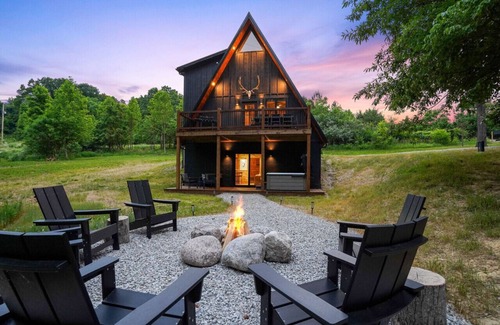 McArthur Apartment | A-Frame in the Woods + Hot Tub | Kid`s Fort | Private Trails