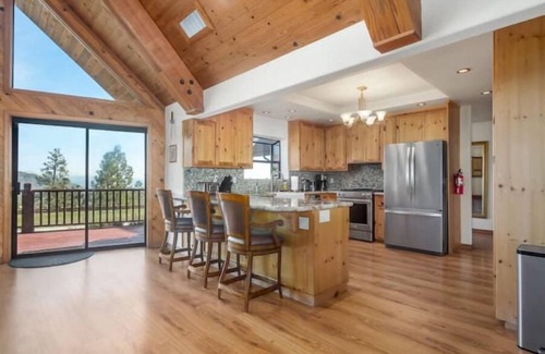Madera County House | A-Frame - sleeps 20 - 2 Fire pits - 2 Hot Tubs - Putting Green