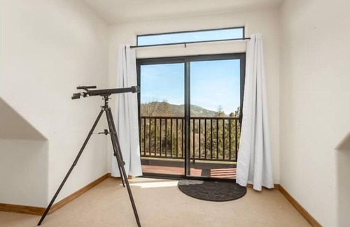Madera County House | A-Frame - sleeps 20 - 2 Fire pits - 2 Hot Tubs - Putting Green
