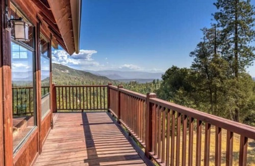 Madera County House | A-Frame - sleeps 20 - 2 Fire pits - 2 Hot Tubs - Putting Green