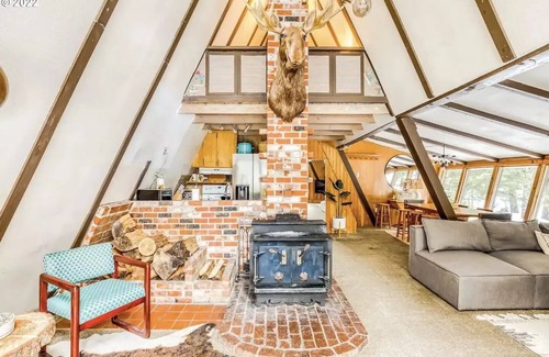 Government Camp Cabin | A-Frame with Hot Tub, Ski in/Ski out, Fiber Internet, Sleeps 13, Dog Friendly!
