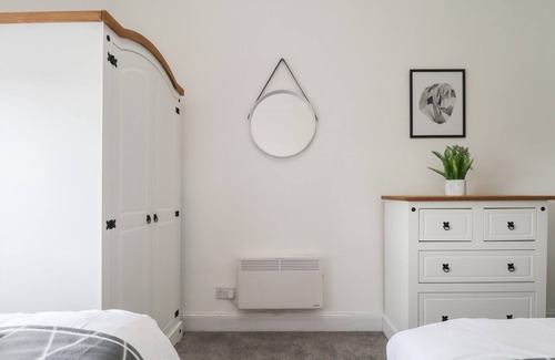 Renfrew Apartment | A fully equipped flat in a residential area not far from Glasgow Airport and M8 Motorway.