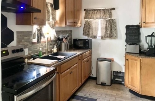 Akron House | A Gem near the Lake