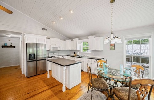 Morris Chapel House | A Gem on the Beautiful Tennessee River: Perfect for gatherings and Retreats
