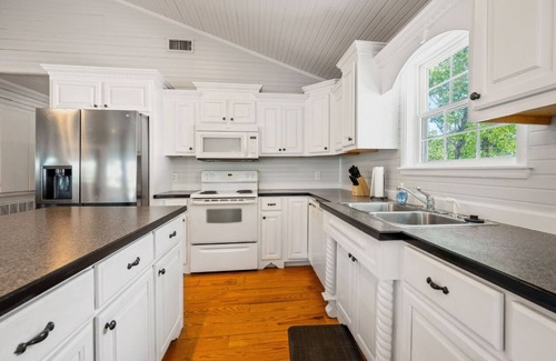 Morris Chapel House | A Gem on the Beautiful Tennessee River: Perfect for gatherings and Retreats