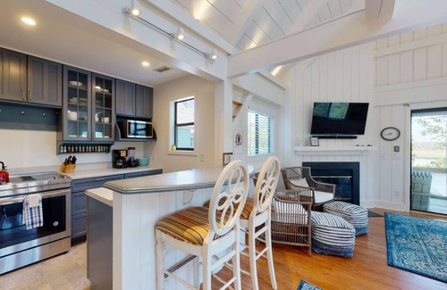 Bald Head Island Condo | A Golden Retreat -Timbercreek Upper Unit, Dog Friendly, Pool, Kayaks, Marsh/BHI Creek, BHI Club+Golf