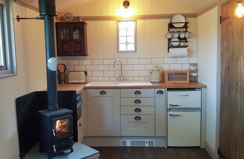 Ventnor Cottage | A gorgeous Shepherd’s Hut with stunning views, hot tub and indoor pool.
