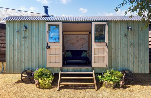 Ventnor Cottage | A gorgeous Shepherd’s Hut with stunning views, hot tub and indoor pool.