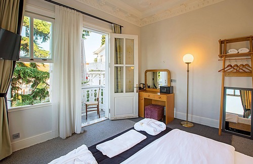 Adalar House | A Great sea view room with shared bathroom
