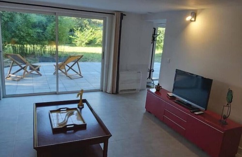 Besse-sur-Issole Apartment | A green setting .