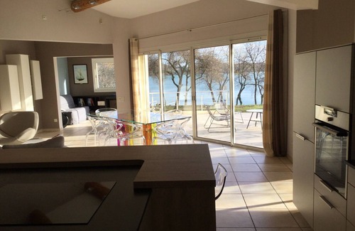 Istres Villa | A HAVEN OF PEACE, FEET IN THE WATER