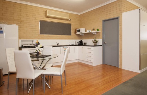 Innaloo Cabin | A Hidden Gem short stay as it is so well priced set in a well kept garden