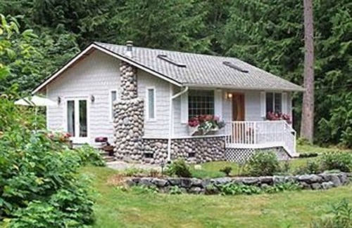 Port Angeles Cottage | A Hidden Haven & Water Garden Cottages