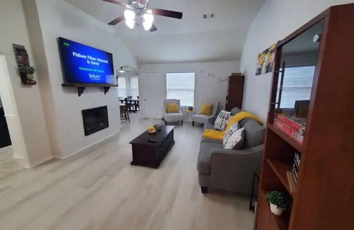 Conroe House | A Home away from Home- King bed-sleeps9