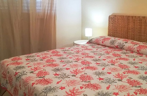 Pachino House | A homey and rustic cottage with a terrace and garden near the beach.