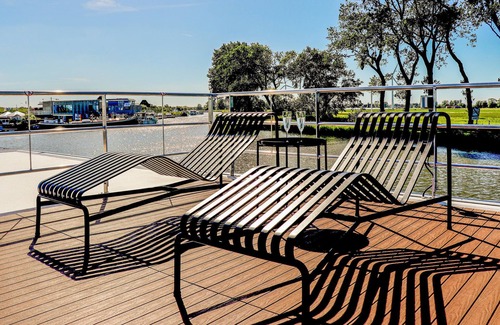Nieuwpoort Boat Rental | A houseboat for two people and a pet.