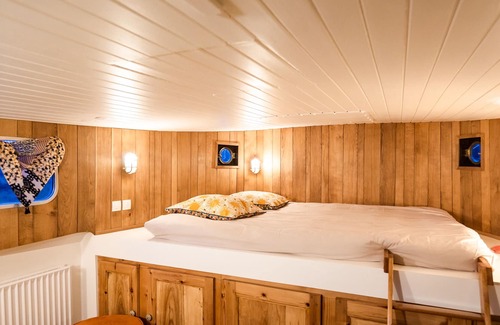 Bois Blancs Boat Rental | A houseboat in the heart of Lille