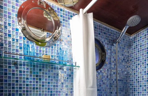 Bois Blancs Boat Rental | A houseboat in the heart of Lille