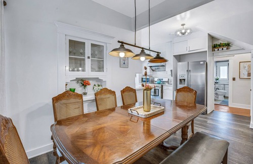 Pasadena House | A Huge, Calm, Relaxing, Beautiful Home w Swim Spa close to Universal Studio