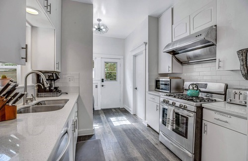 Pasadena House | A Huge, Calm, Relaxing, Beautiful Home w Swim Spa close to Universal Studio