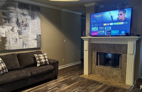 Benton House | A kings 3 Bedroom Home with a MODERN TOUCH!!!