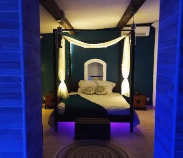 Cuges-les-Pins Bed & Breakfast | A l'Orée des pins - Gite et spa de 30 m2- Home Cinéma et massage en sup