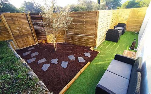 Cuges-les-Pins Bed & Breakfast | A l'Orée des pins - Gite et spa de 30 m2- Home Cinéma et massage en sup