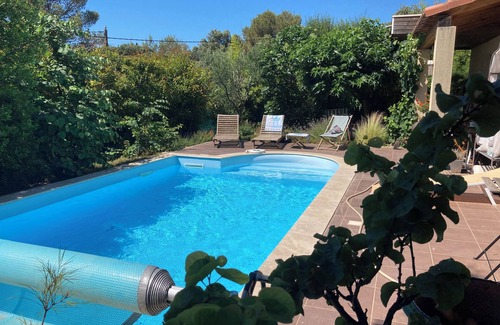 Garrigues Villa | A little paradise of scents and greenery in the hills above Nîmes.