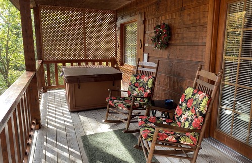 Gatlinburg - Pigeon Forge Cabin | A+ Location 2 mi Pigeon Forge Pkwy,Not up Mtn, Hottub, Quiet,Private,SUPER CLEAN