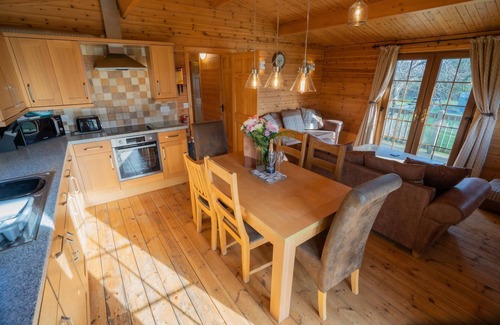 East Huntspill Ski Chalet | A lodge with a range of amenities, including open plan dining and living area. Free wi fi , bedding
