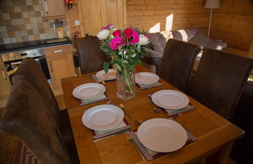 East Huntspill Ski Chalet | A lodge with a range of amenities, including open plan dining and living area. Free wi fi , bedding