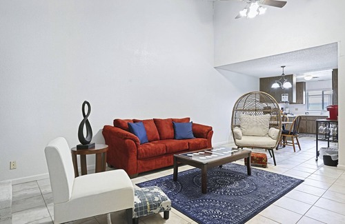 Raisin Condo | A lovely 2 bedroom 2 bath Condo with pool