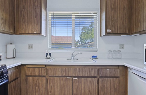Raisin Condo | A lovely 2 bedroom 2 bath Condo with pool