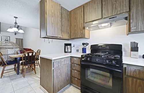 Raisin Condo | A lovely 2 bedroom 2 bath Condo with pool
