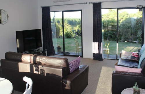 Rangatira Park Apartment | A luxurious 2 bed 2 bathroom studio with dining/living/ kitchen and river views